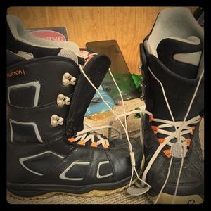 Men’s Burton snowboard boots
